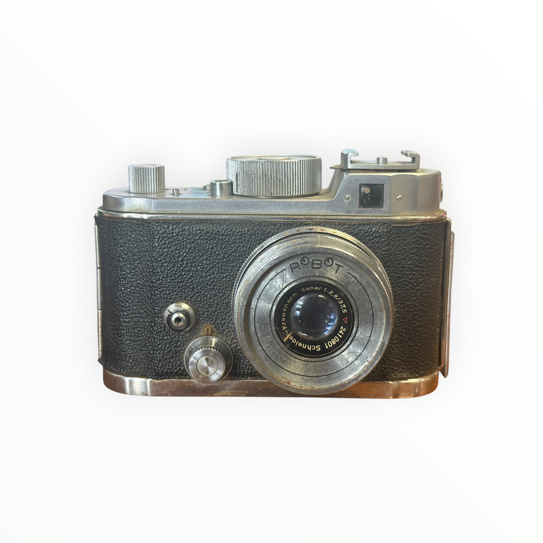 Robot II 35mm Mechanical Camera Equipped with a Schneider-Kreuznach Xenar 37.5mm f/2.8 Lens