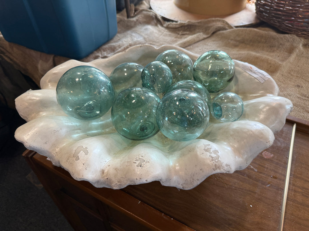 Clearance - Giant Clamshell with Floats 20" PICKUP ONLY