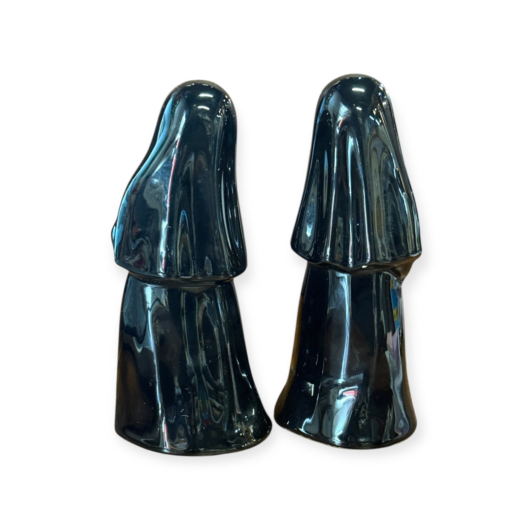 Holland Mold Nun Pair