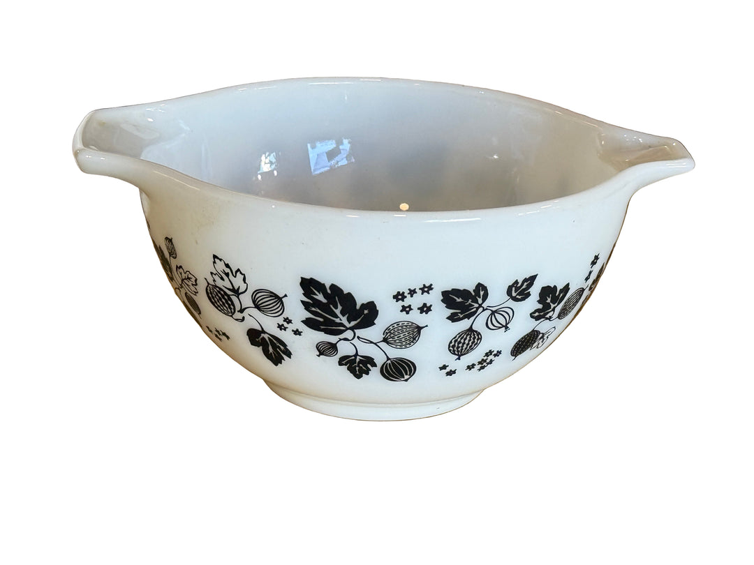 Vintage Pyrex Gooseberry Cinderella Mixing Bowl 441 1.5 pint Black White