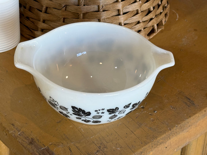 Vintage Pyrex Gooseberry Cinderella Mixing Bowl 441 1.5 pint Black White
