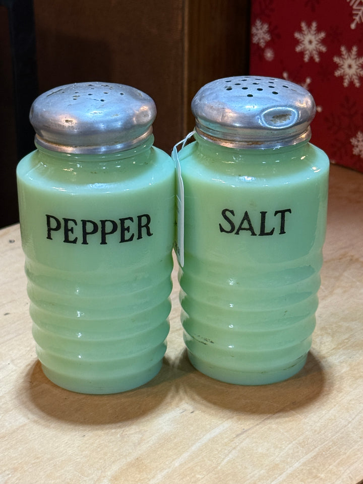 Jadeite Beehive Ribbed Glass Salt &amp; Pepper Shakers Uranium Depression