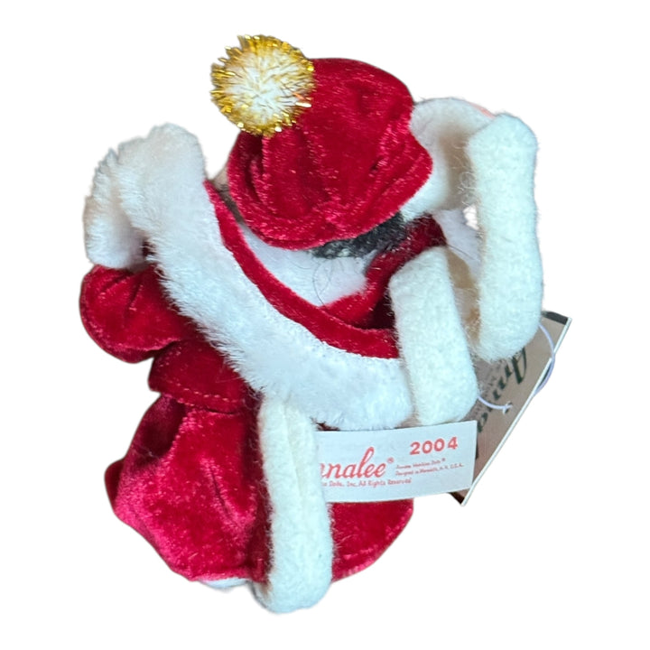 Annalee - Girl Mouse Caroler