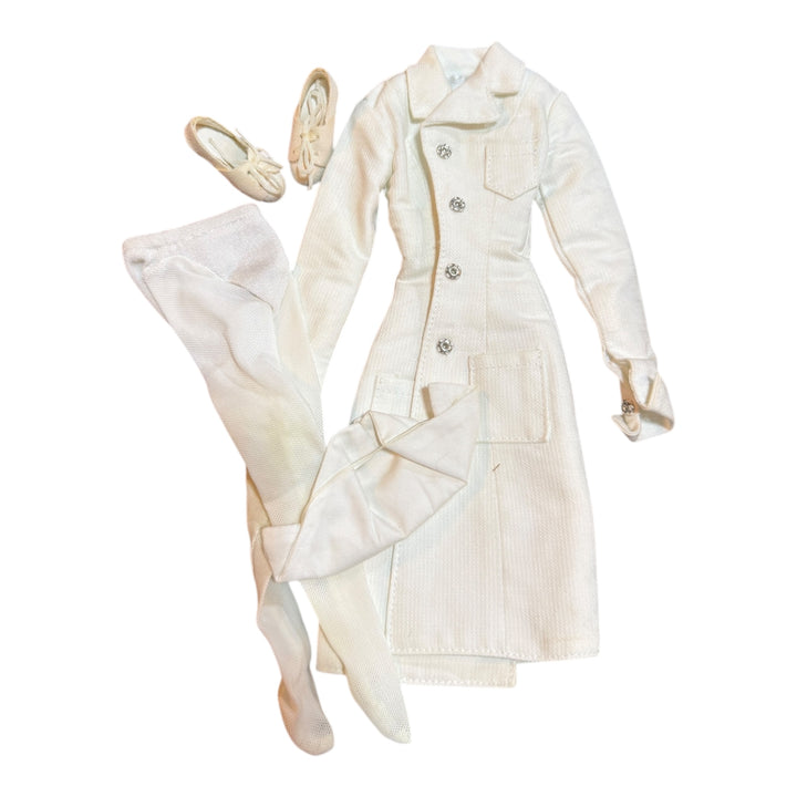 Tonner - Wonder Woman doll - Diana Prince Basic - 2014 extra hands Comes with Nurses Outfit.