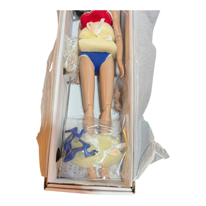 Tonner - Wonder Woman doll - Diana Prince Basic - 2014 extra hands Comes with Nurses Outfit.