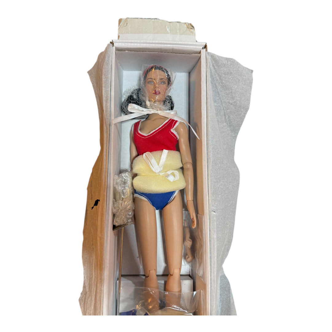 Tonner - Wonder Woman doll - Diana Prince Basic - 2014 extra hands Comes with Nurses Outfit.