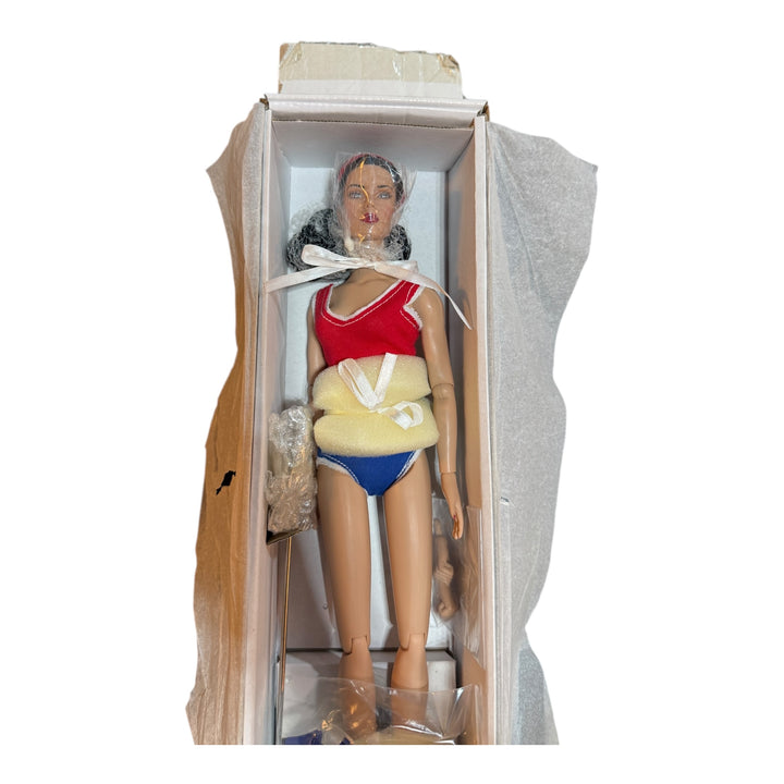 Tonner - Wonder Woman doll - Diana Prince Basic - 2014 extra hands Comes with Nurses Outfit.