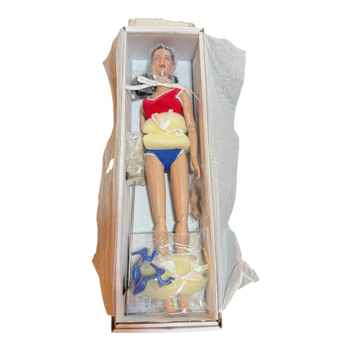 Tonner - Wonder Woman doll - Diana Prince Basic - 2014 extra hands Comes with Nurses Outfit.