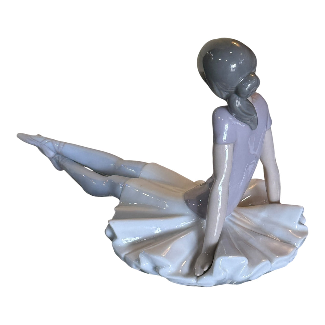 Lladro 1356 Porcelain Figurine of Ballet Purple Dreamer Depicting A Ballerina Sitting on The Floor