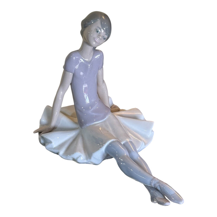 Lladro 1356 Porcelain Figurine of Ballet Purple Dreamer Depicting A Ballerina Sitting on The Floor
