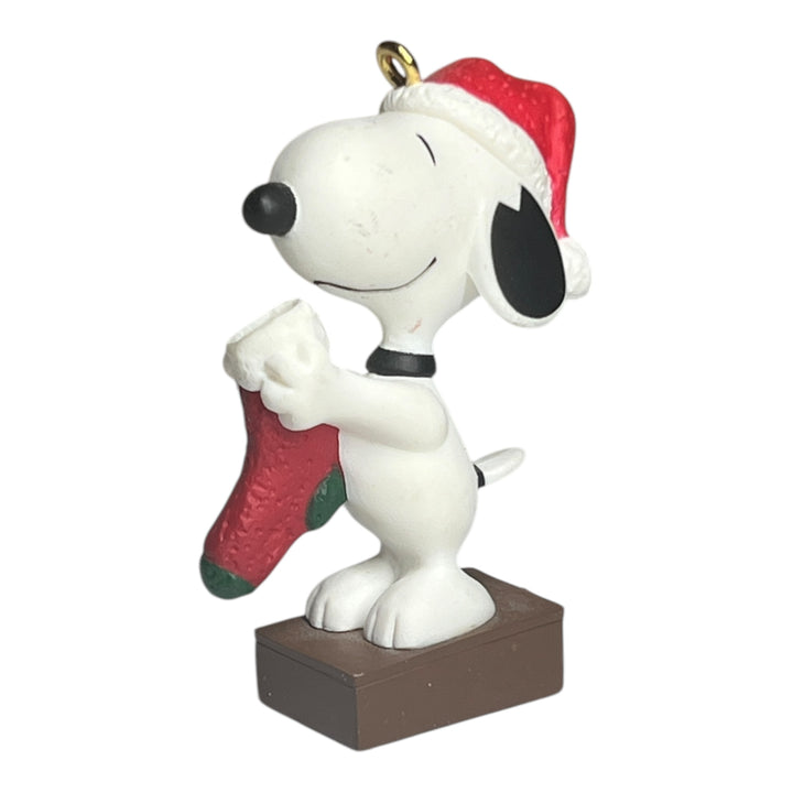 Hallmark Ornament (No Box) - 2000 Snoopy Ornament