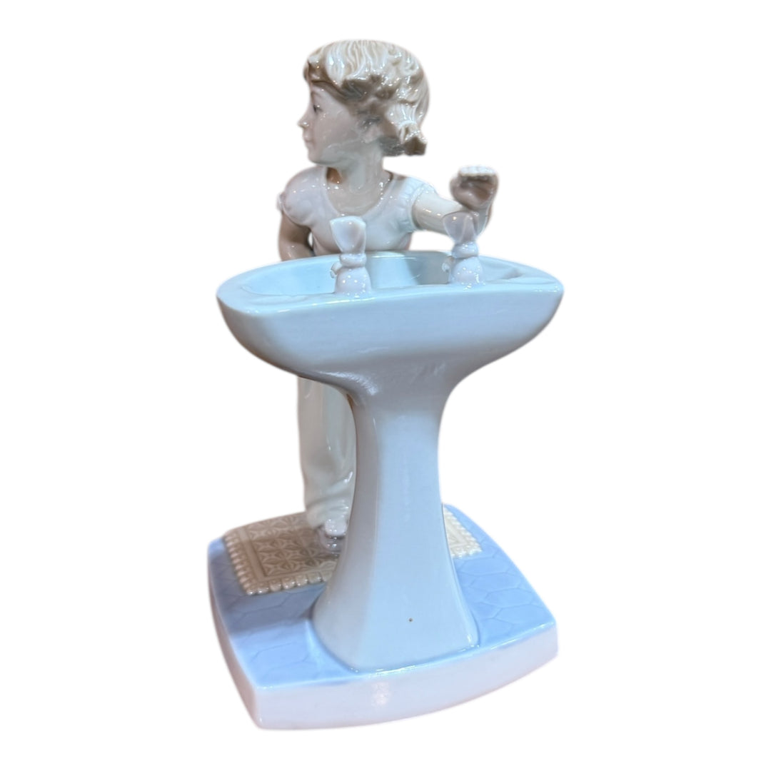 Lladró Figurine 4838 Clean up Time