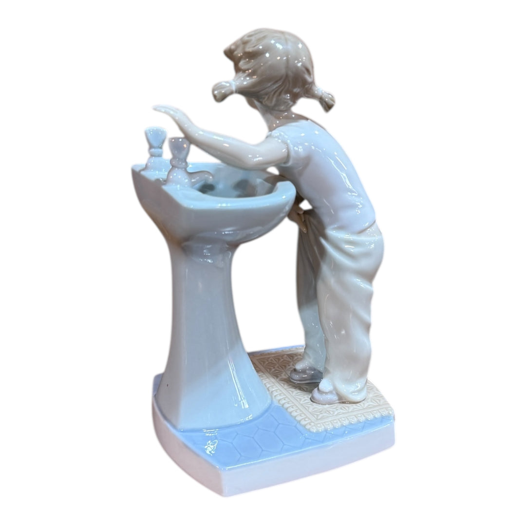 Lladró Figurine 4838 Clean up Time