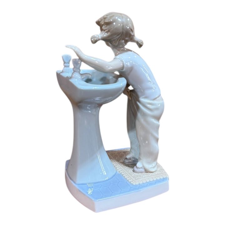 Lladró Figurine 4838 Clean up Time