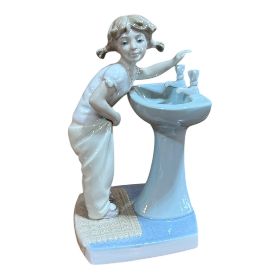 Lladró Figurine 4838 Clean up Time