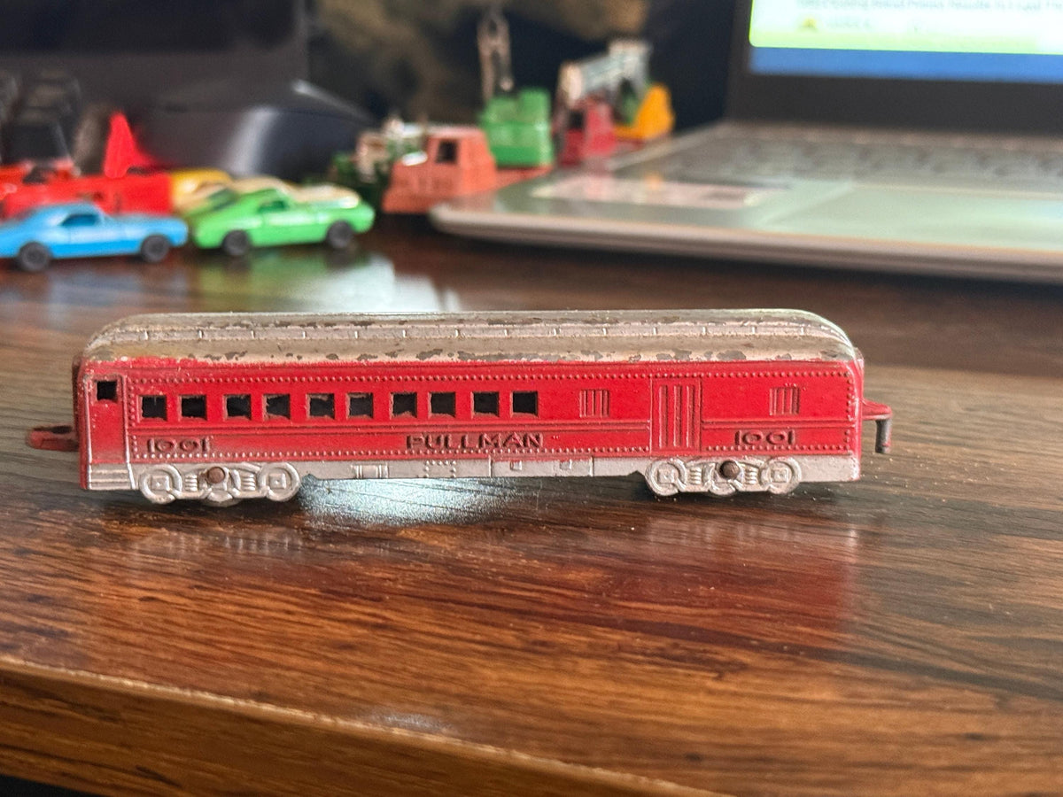 Tootsietoy - Die-cast Metal Passenger Car Pullman Red